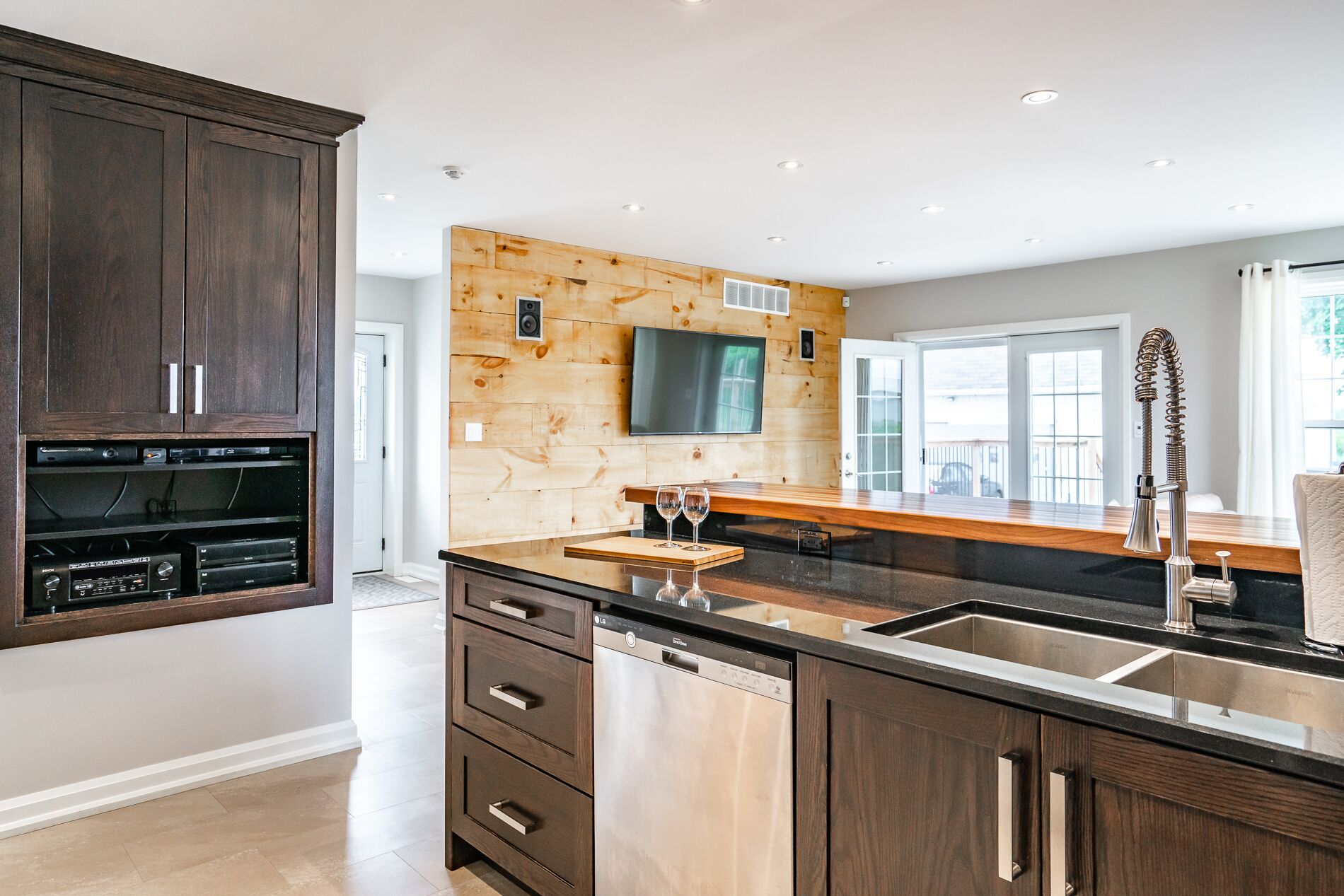 Comfy Renovated Niagara Vineyard 2 Bdrm Farm Home