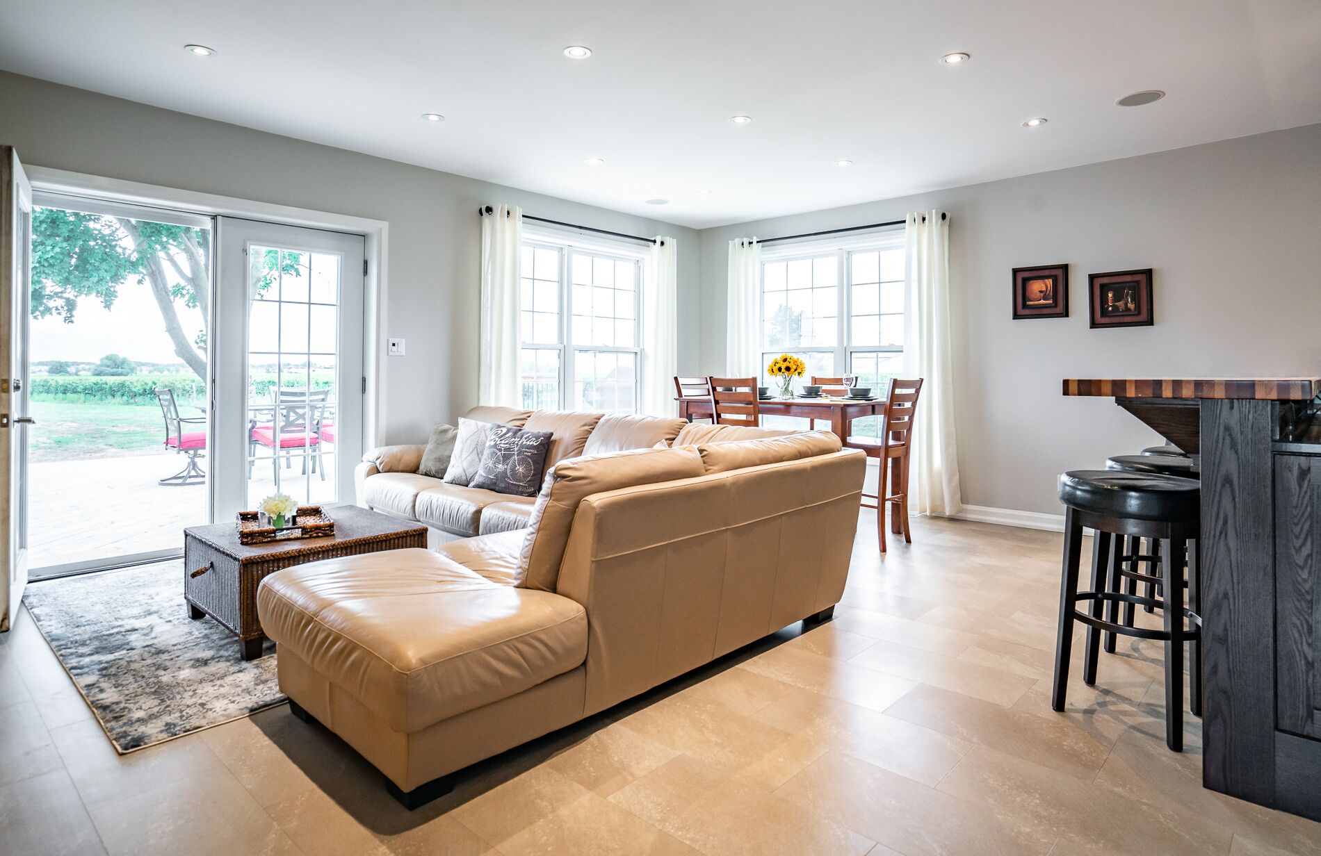 Comfy Renovated Niagara Vineyard 2 Bdrm Farm Home