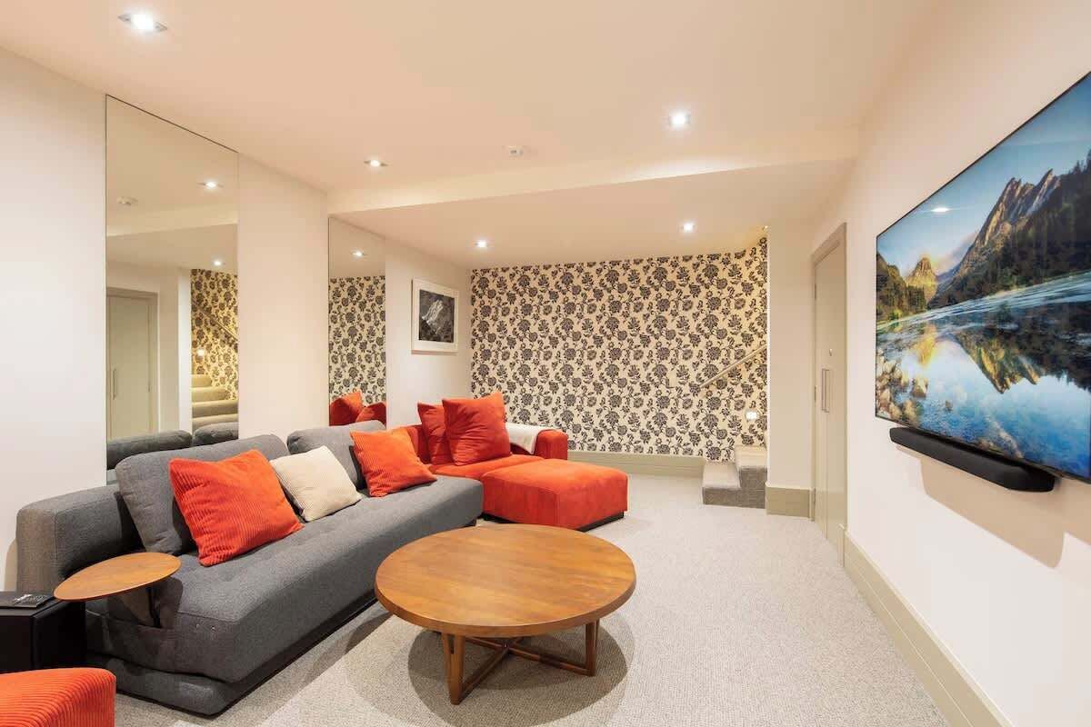 TV, fireplace, offices