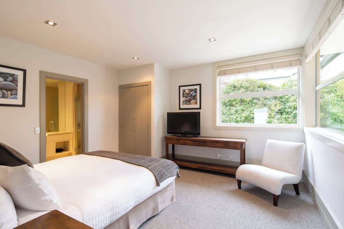 3 bedrooms, desk, iron/ironing board, WiFi