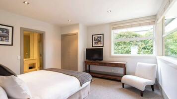 3 bedrooms, desk, iron/ironing board, WiFi