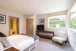 3 bedrooms, desk, iron/ironing board, WiFi - Villa Antrim | Lake Views, Gas Fire, Hot Tub, BBQ (Queenstown)