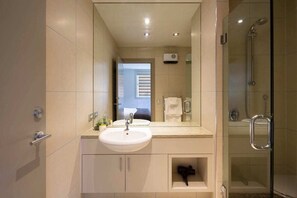 Bathtub, hair dryer, towels - Villa Antrim | Lake Views, Gas Fire, Hot Tub, BBQ (Queenstown)