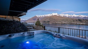 A hot tub with a view of mountains and a lake. - Toroa Chalet| Hot Tub, Gas Fire, BBQ, Free Parking (Queenstown)