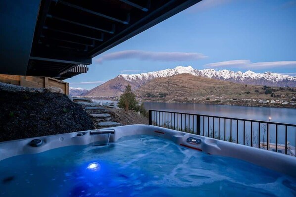 Un bain à remous avec vue sur les montagnes et un lac.
