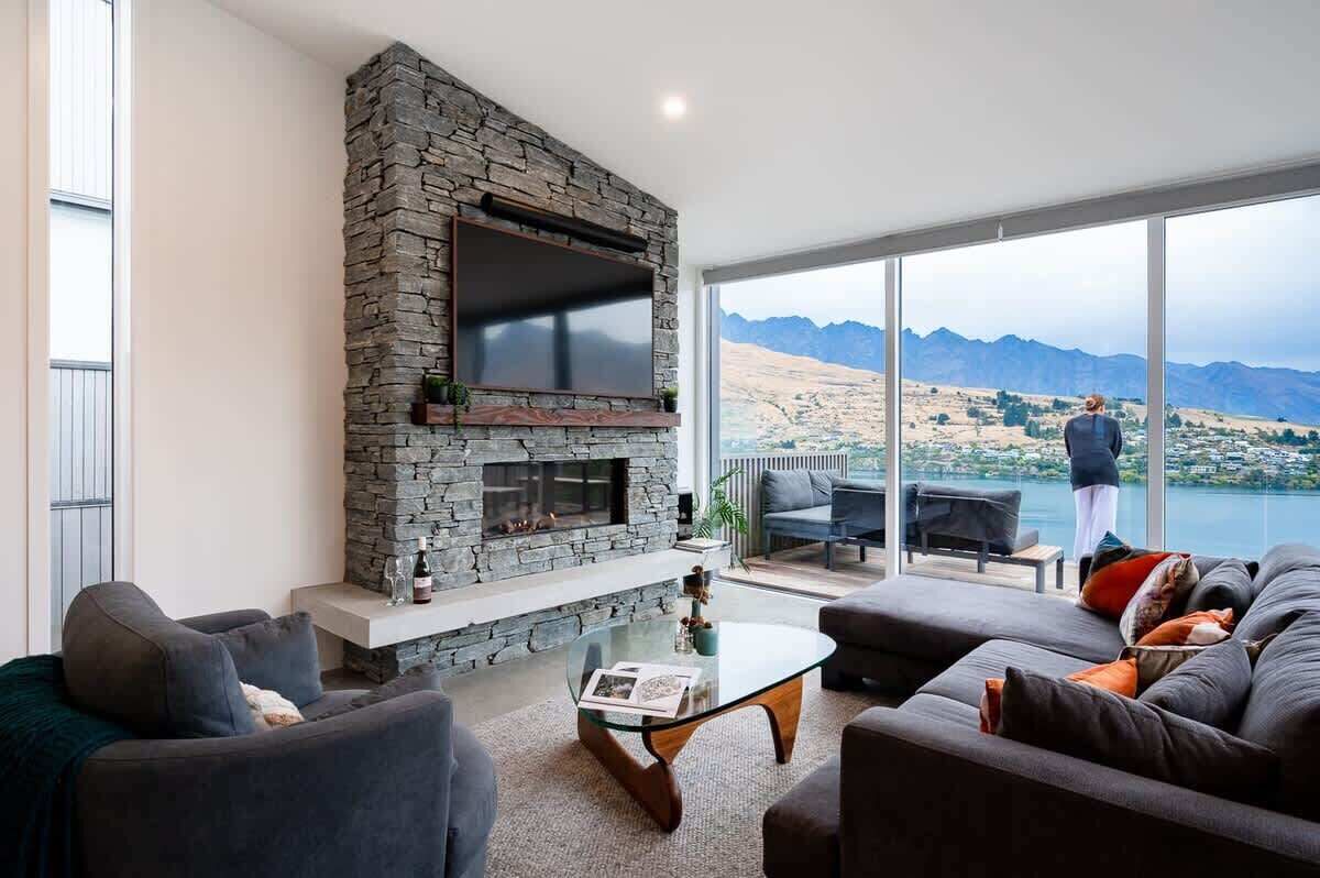 Una televisión, una chimenea, una oficina