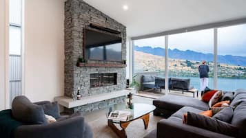 Una televisión, una chimenea, una oficina