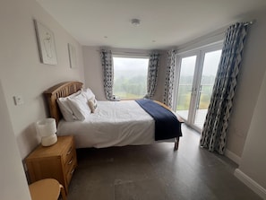 5 bedrooms, desk, iron/ironing board, travel cot