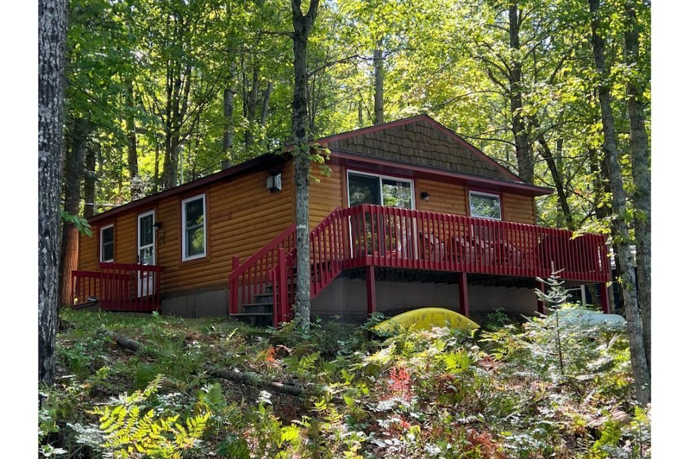 Cute 2 Bedroom Cottage Located on Beautiful Stanley Lake in Michigan's U.P.