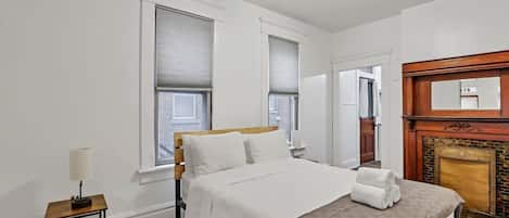 Escritorio, tabla de planchar con plancha, wifi y ropa de cama