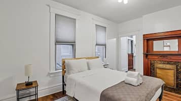 Desk, iron/ironing board, WiFi, bed sheets