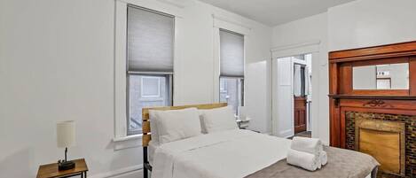 Escrivaninha, ferros/tábuas de passar roupa, Wi-Fi, roupa de cama