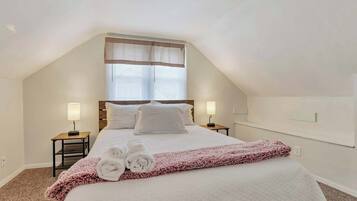 4 bedrooms, desk, iron/ironing board, WiFi