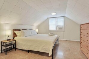 4 bedrooms, desk, iron/ironing board, WiFi