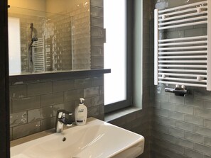 Shower, rainfall showerhead, towels - Hochzeitshof Wetzenow (Rossow)