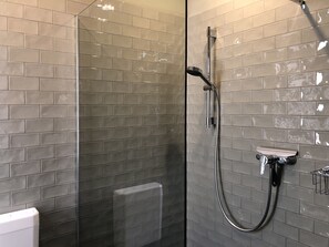 Shower, rainfall showerhead, towels - Hochzeitshof Wetzenow (Rossow)