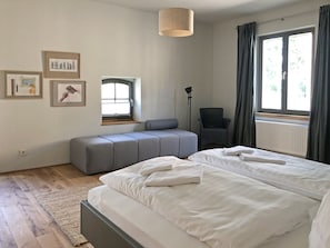 Quartos à prova de som, ferros/tábuas de passar roupa, Wi-Fi de cortesia