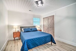 3 habitaciones, tabla de planchar con plancha y cuna de viaje