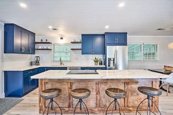 Frigorifero, microonde, forno, piano cottura