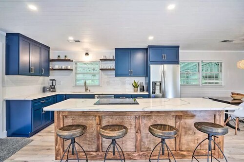 Modern House in Old Village. Walk to Dining & Coffee. Bikes, Ping Pong, Fire Pit