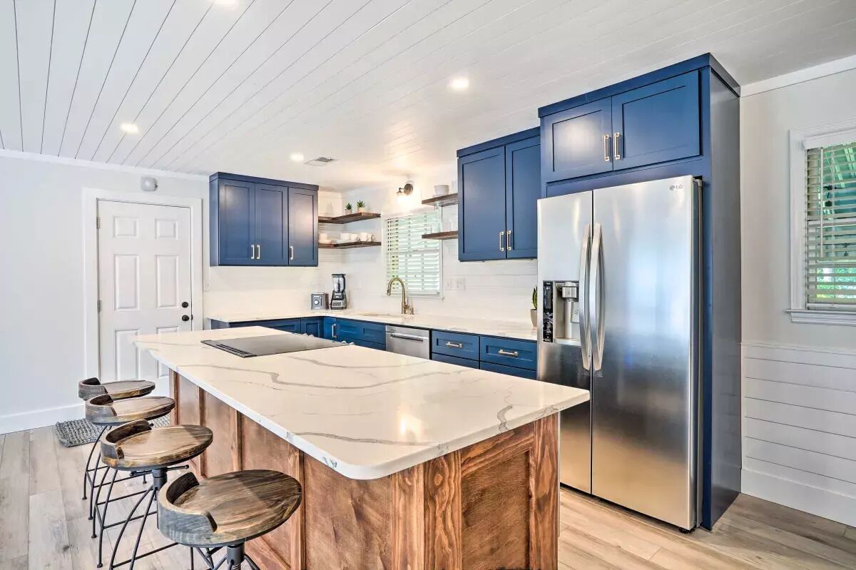 Modern House in Old Village, Walk to Dinner, Bike to Beach & Shem Creek