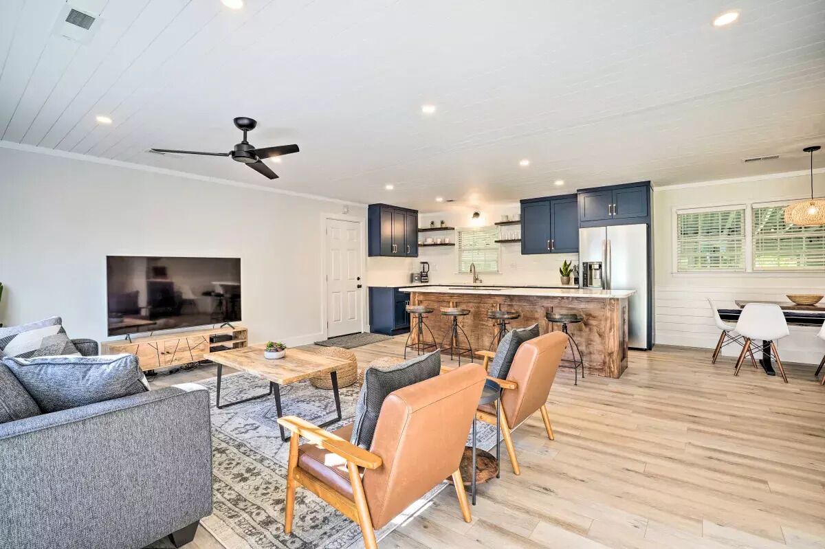 Smart TV, lettore DVD, tavolo da ping pong