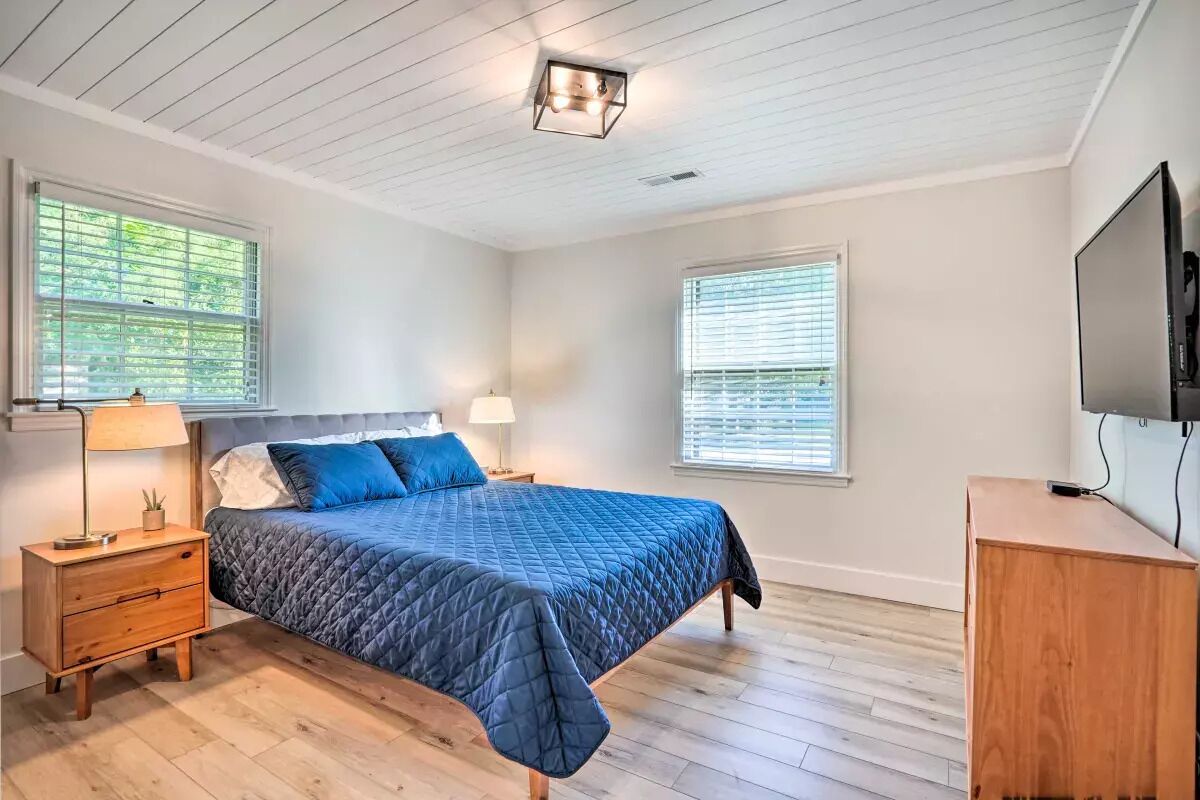 3 bedrooms, iron/ironing board, travel cot, free WiFi