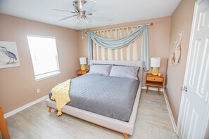 3 bedrooms, desk, iron/ironing board, travel crib - Waterfront 3BR 2BA w private dock, deck, SUPs, hammock (Surfside Beach)