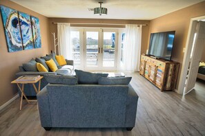 Smart TV, DVD player - Waterfront 3BR 2BA w private dock, deck, SUPs, hammock (Surfside Beach)