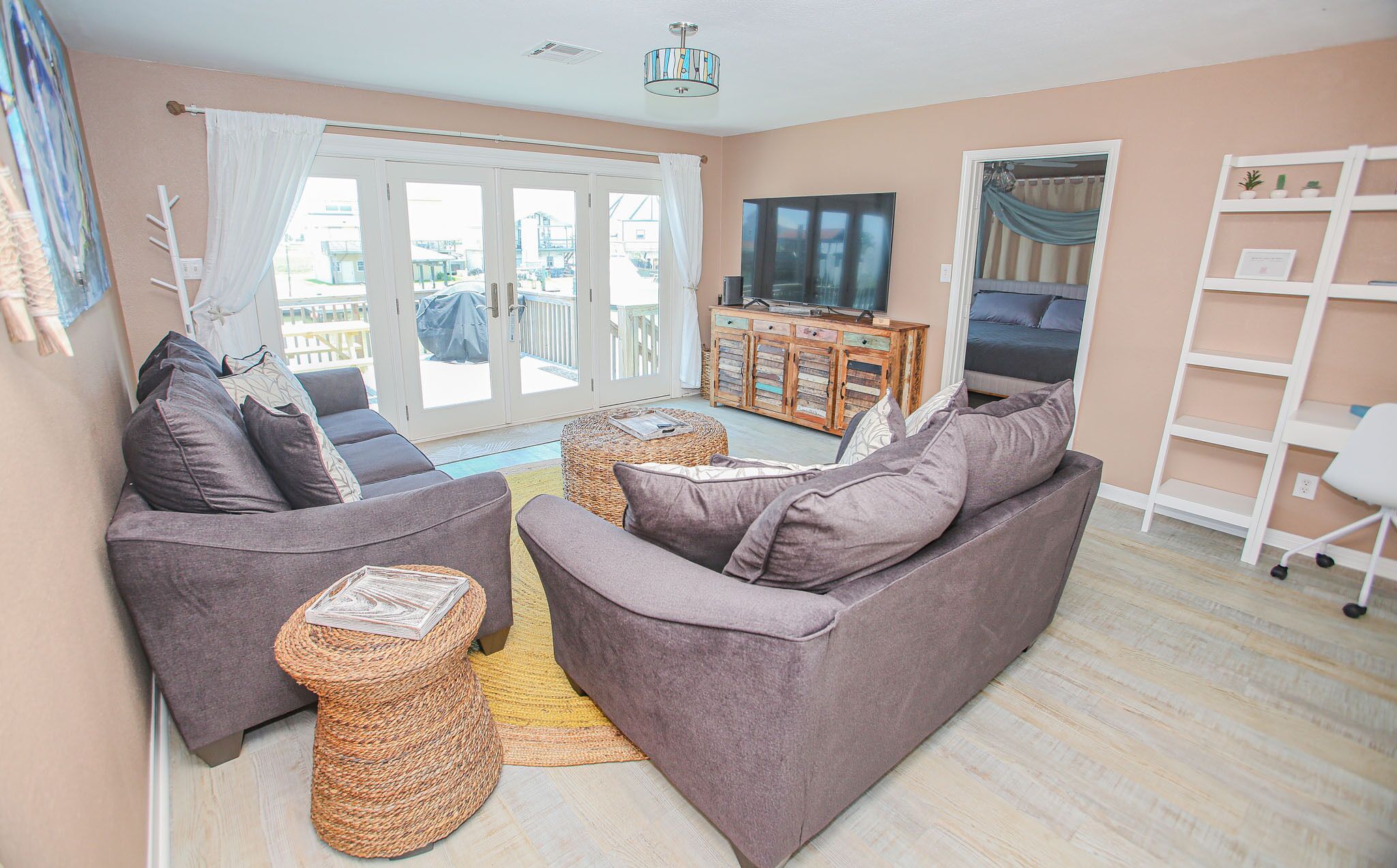 Una Smart TV, un reproductor de DVD