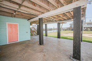 Property grounds - Waterfront 3BR 2BA w private dock, deck, SUPs, hammock (Surfside Beach)