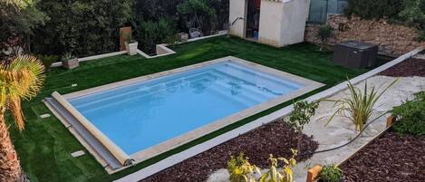 Een buitenzwembad, een verwarmd zwembad