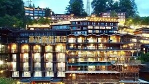 Un hôtel à plusieurs étages, doté d’une architecture traditionnelle, de balcons et d’un mélange d’éléments de design modernes et classiques.