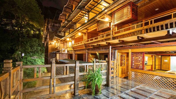 Un bâtiment traditionnel en bois, à plusieurs étages, doté d’un balcon en bois.