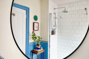 Ensemble douche/baignoire, sĂšche-cheveux, serviettes fournies, savon