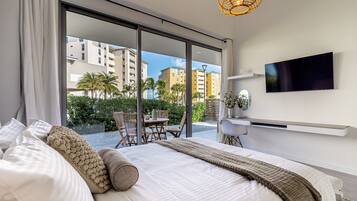 3 bedrooms, desk, iron/ironing board, travel crib