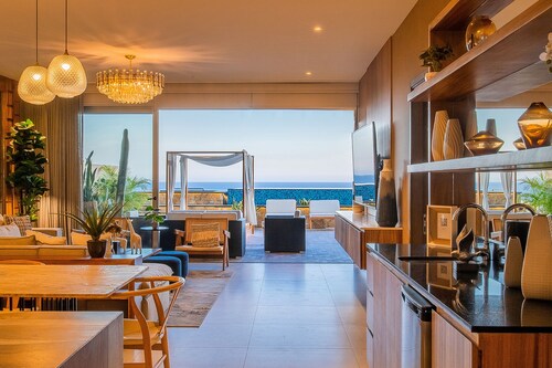 Oceanview Penthouse w/ Pickleball, Heated Pool, Hot Tub, Gym & Cabo Arch Views