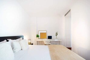 2 quartos, ferros/tábuas de passar roupa, berço de viagem