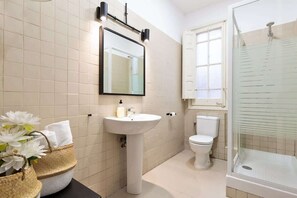 Douche, sèche-cheveux, serviettes fournies, shampoing