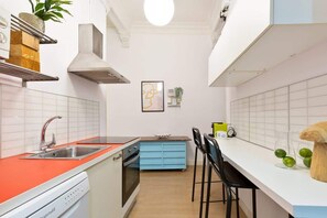 Réfrigérateur, micro-ondes, four, plaque de cuisson