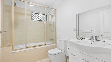 Bathtub, hair dryer, towels, shampoo