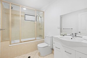 Baignoire, sĂšche-cheveux, serviettes fournies, shampoing