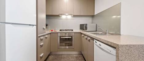 Frigorífic, microones, forn i placa de cuina