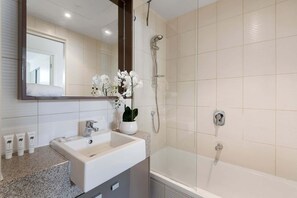 Badewanne, Haartrockner, Handtücher, Shampoo