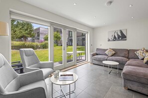 TV - House 8 - sleeps 8 guests  in 4 bedrooms (Looe)
