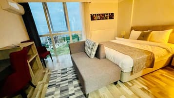 Double Room | Két bảo mật tại phòng, bàn, khu vực làm việc phù hợp cho laptop