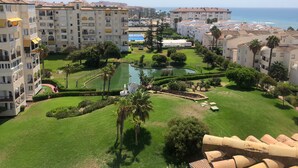 Un complexe hôtelier comprenant plusieurs bâtiments, une piscine centrale et offrant une vue sur la mer.