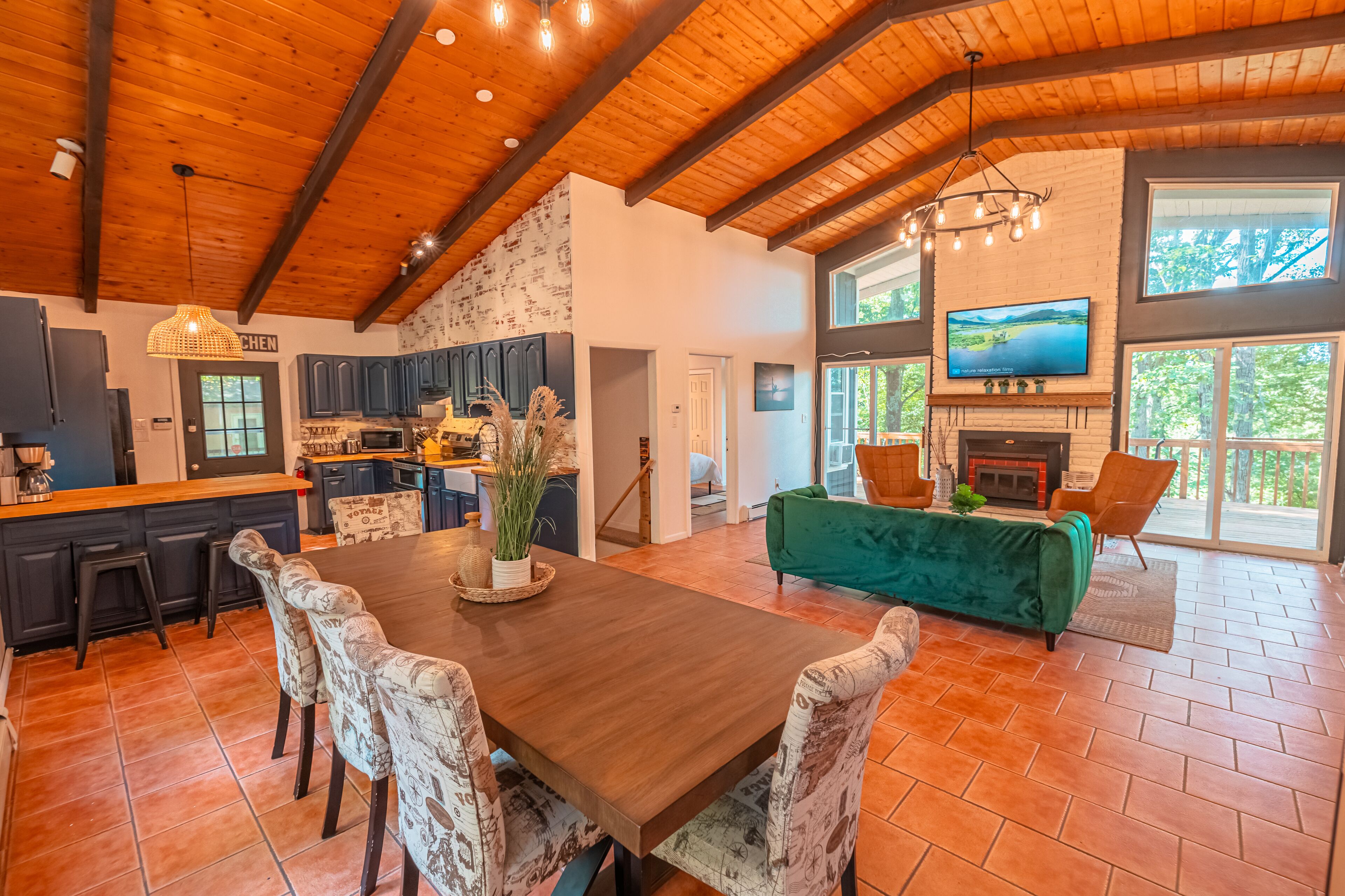 Cozy 4 Season Rustic Modern Chalet