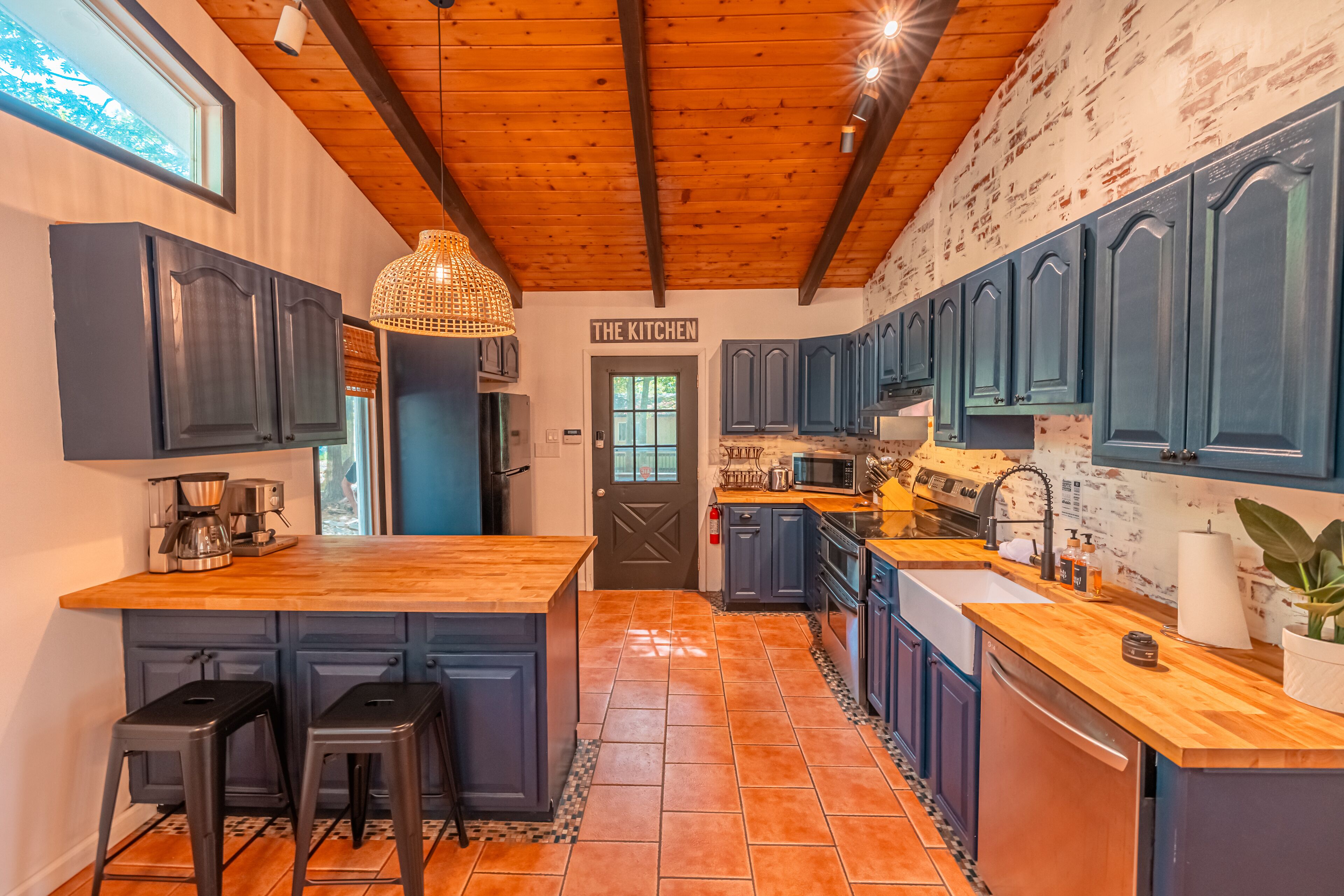 Cozy 4 Season Rustic Modern Chalet