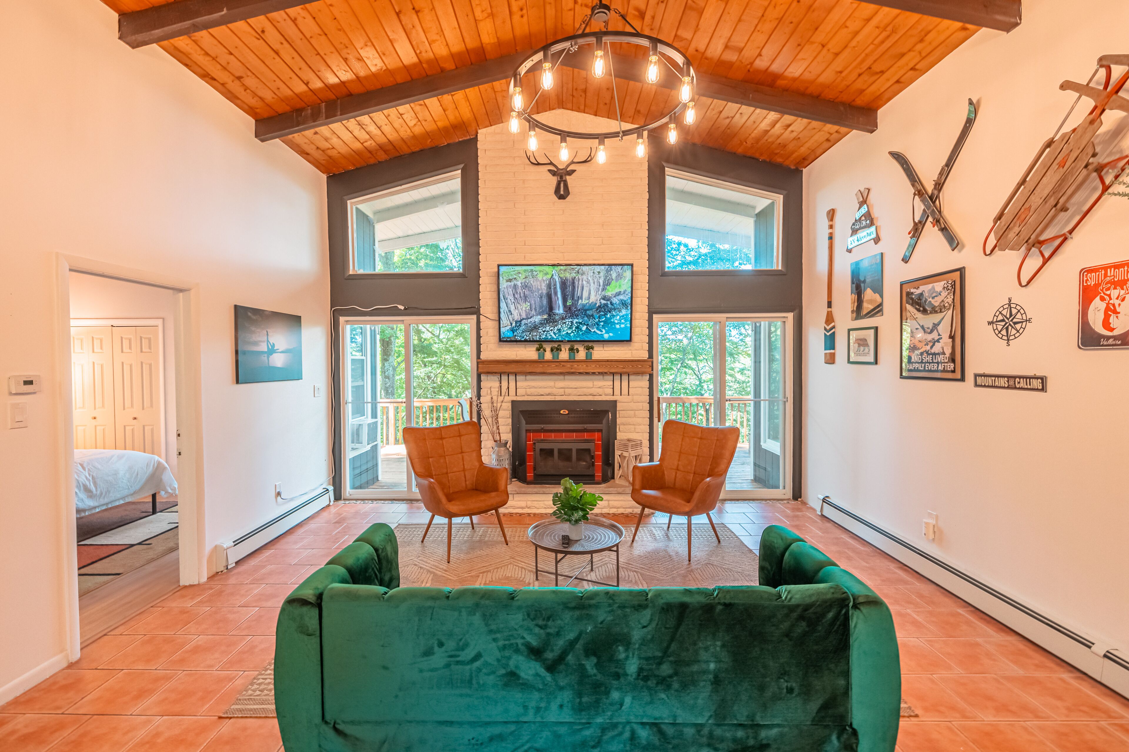 Cozy 4 Season Rustic Modern Chalet